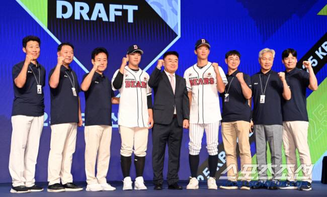 11일 롯데호텔 월드 서울에서 열린 2025 KBO 드래프트, 드래프트에서 두산 베어스에 지명된 2025 신인 선수들이 박준순과 최민석이 김태룡 단장, 스카우트 팀과 함께 포즈를 취하고 있다. 잠실=허상욱 기자 wook@sportschosun.com/2024.09.11/