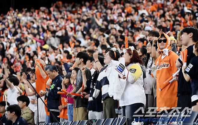 7일 대전 한화생명볼파크에서 열린 삼성-한화전. 9연승을 기대하는 한화 팬들이 뜨거운 응원전을 펼치고 있다  대전=정재근 기자 cjg@sportschosun.com/2025..5.7/
