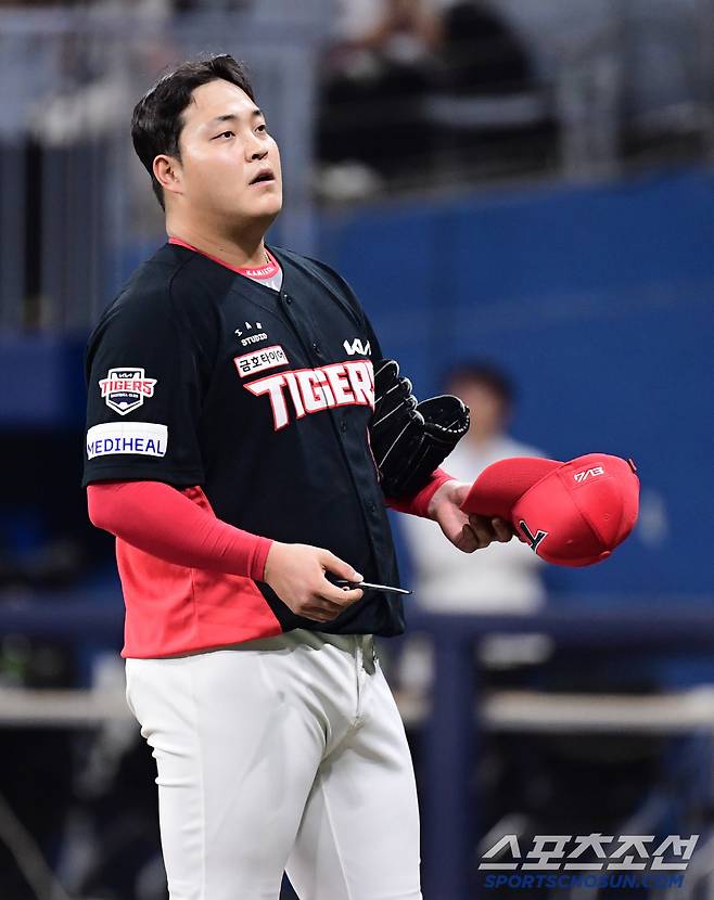 7일 고척돔에서 열린 KBO리그 키움과 KIA의 경기. 피치컴 장비 교체하는 KIA 조상우. 고척=송정헌 기자songs@sportschosun.com/2025.05.07/