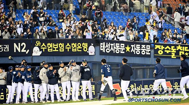 24일 잠실야구장에서 열린 NC와 LG의 경기, NC가 3대1로 승리하며 1위 LG에 시즌 첫 루징시리즈를 안겼다. 승리의 기쁨을 나누는 NC 선수들의 모습. 있다. 잠실=허상욱 기자wook@sportschosun.com/2025.04.24/