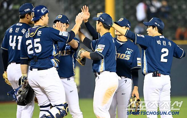 24일 잠실야구장에서 열린 NC와 LG의 경기, NC가 3대1로 승리하며 1위 LG에 시즌 첫 루징시리즈를 안겼다. 승리의 기쁨을 나누는 NC 선수들의 모습. 있다. 잠실=허상욱 기자wook@sportschosun.com/2025.04.24/