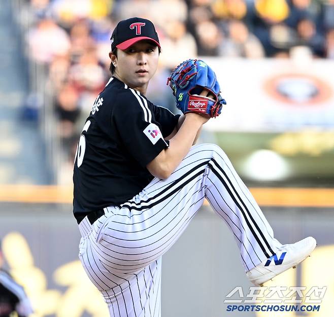 7일 잠실야구장에서 열린 LG와 두산의 경기, LG 선발투수 최채흥이 역투하고 있다. 잠실=허상욱 기자wook@sportschosun.com/2025.05.07/