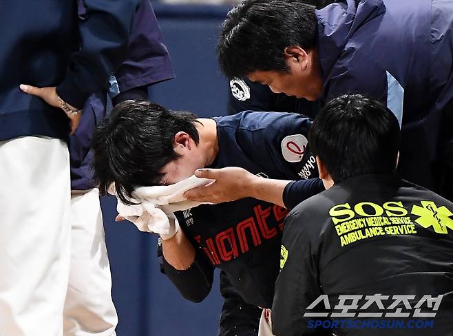 29일 서울 고척스카이돔에서 열린 롯데-키움전. 7회초 1사 1, 2루 전민재가 헤드샷에 쓰러졌다. 수건으로 얼굴을 감싼 전민재가 응급차로 이송되고 있다. 고척=정재근 기자 cjg@sportschosun.com/2025.4.29/