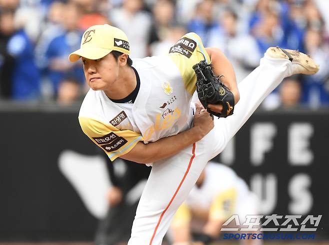 6일 대전 한화생명볼파크에서 열린 삼성-한화전. 7회초 1사 1루에 등판한 정우주가 투구하고 있다. 대전=정재근 기자 cjg@sportschosun.com/2025..5.6/