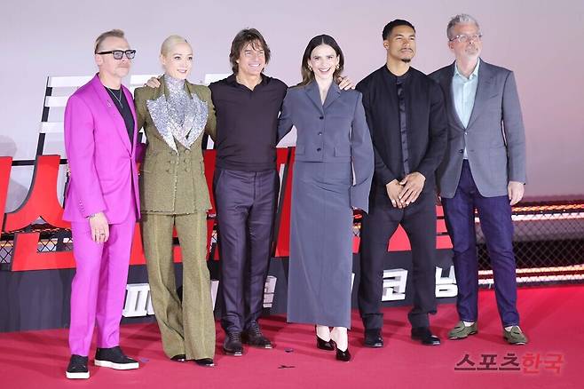 '미션 임파서블: 파이널 레코닝' 내한 프레스 컨퍼런스에 참석한 배우 사이먼 페그, 폼 클레멘티에프, 톰 크루즈,&nbsp; 헤일리 앳웰, 그렉 타잔 데이비스, 크리스토퍼 맥쿼리 감독. 25.05.08 ⓒ이혜영 기자 lhy@hankooki.com