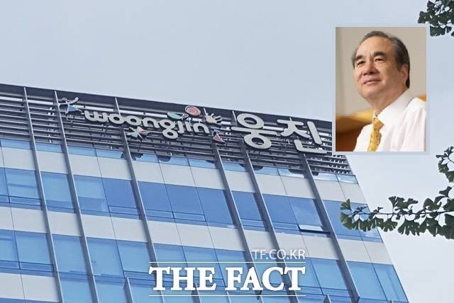 윤석금 웅진 회장(사진 우측 상단)이 국내 상조업계 1위 업체 프리드라이프 인수를 추진하는 가운데 과거 극동건설, 코웨이 등 쓴맛을 봤던 M&A 행보를 만회할 수 있을지 주목된다. /더팩트 DB·웅진그룹