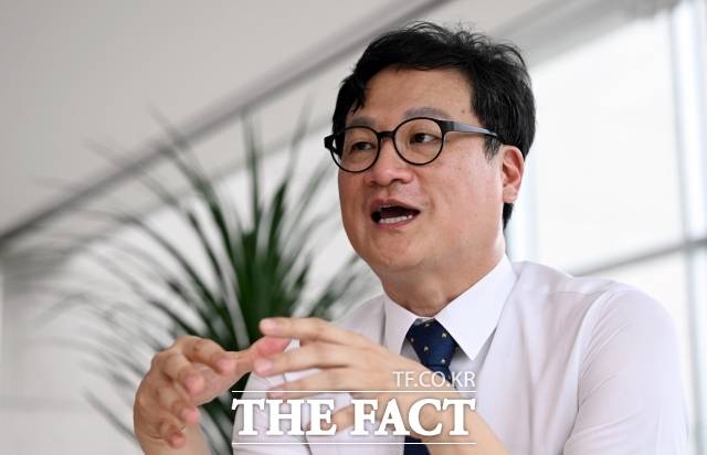 황명필 조국혁신당 최고위원이 김문수 후보에게 단일화를 압박중인 권성동 원내대표를 겨냥해 "정치를 그 따위로 하지 말라"고 일갈했다. /임영무 기자