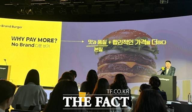 노브랜드 버거 기자간담회가 8일 오전 서울 삼성동 코엑스에서 열린 가운데 강승협 신세계푸드 대표(오른쪽)가 새로운 성장 전략과 비전을 발표하고 있다. /문화영 기자