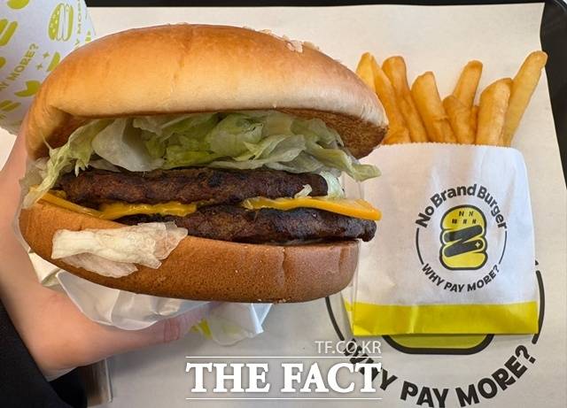 노브랜드 버거의 신메뉴 'NBB 어메이징 더블 버거'는 업계 더블 패티 버거 대비 패티 중량을 30% 더 넣은 쇠고기 버거다. /문화영 기자
