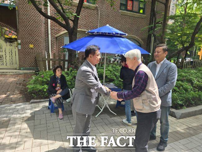 8일 성남시 금극동에서 김병욱 더불어민주당 분당을지역위원장(전 국회의원)이 주민들과 만나 생활 민원을 듣는 '제4차 발로 뛰는 현장 민원상담소'를 운영하고 있다. /민주당 분당을지역위원회