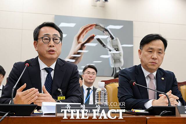 유영상 SK텔레콤 사장이 8일 오후 서울 여의도 국회에서 열린 과학기술정보방송통신위원회 전체회의 SK텔레콤 해킹 관련 청문회에 참석해 질의에 답변을 하고 있다. /배정한 기자