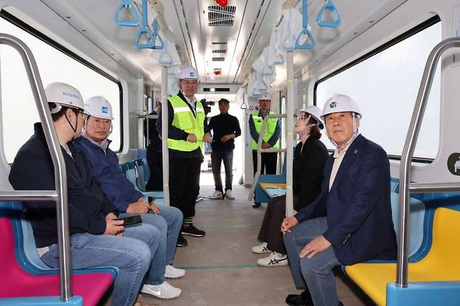 양산도시철도 차량 초도반입을 점검하는 나동연 양산시장(우측). 양산시 제공