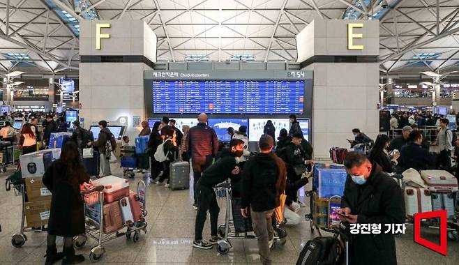 오는 6월 3일 제21대 대통령 선거일이 임시공휴일로 지정됐다. 만약 2일 하루 휴가를 내면 주말과 월, 화요일까지 총 4일의 연휴를 즐길 수 있다. 사진은 설 명절 연휴를 앞둔 지난 1월 24일 인천국제공항 제1여객터미널 모습. 강진형 기자
