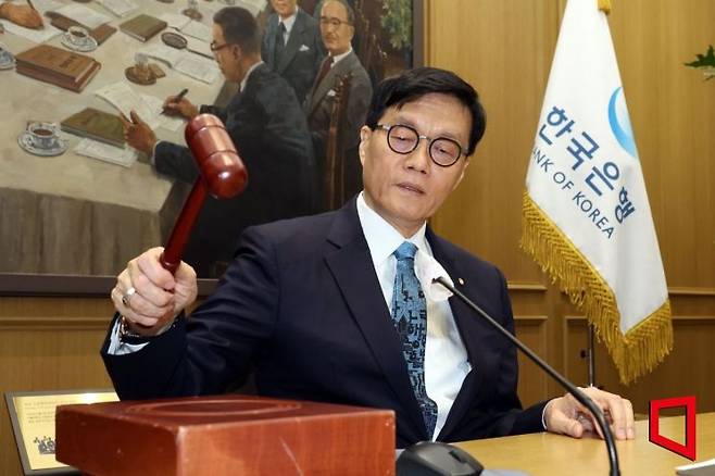 이창용 한국은행 총재가 17일 서울 중구 한국은행 본관에서 열린 금융통화위원회 본회의에 개회를 선언하는 의사봉을 치고 있다. 25.04.17. 사진공동취재단