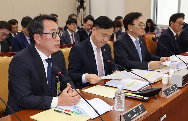 8일 국회 과학기술정보방송통신위원회에서 열린 SK텔레콤 청문회에서 강도현 과학기술정보통신부 2차관이 의원 질의에 답하고 있다. 연합뉴스