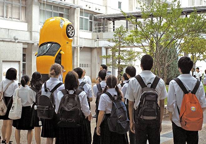 교장의 노란 차를 직각으로 세운 유타와 코우의 장난 탓에 교내에 AI 감시 시스템이 도입된다. /영화사진진