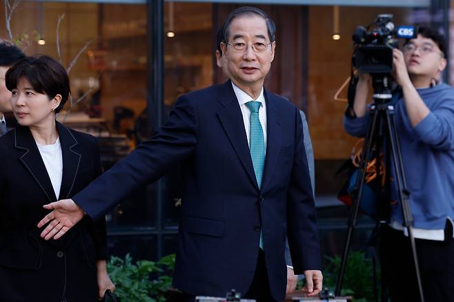 무소속 한덕수 대선 예비후보가 7일 서울 종로구의 한 식당에서 국민의힘 김문수 대선 후보와 후보 단일화 관련 회동을 마친 뒤 떠나고 있다./박성원 기자