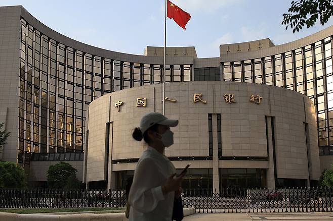 7일 중국 인민은행은 이자율과 지급준비율 인하 등 유동성을 공급하는 대규모 경기부양 패키지를 발표했다./EPA연합