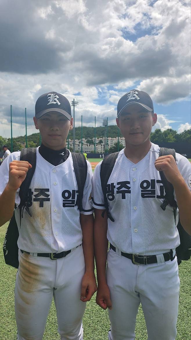 미국 메이저리그 진출이 임박한 광주일고 유망주 김성준(왼쪽)이 2024년 청룡기 고교야구선수권대회에 참가한 모습. 오른쪽은 2025 KBO 신인 드래프트에서 1라운드 1지명(전체 4순위)으로 롯데에 입단한 김태현./배준용 기자