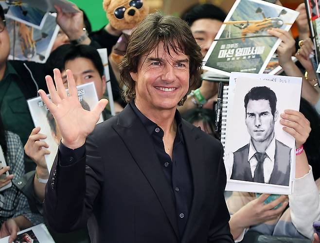 톰 크루즈가 8일 오후 서울 송파구 롯데월드 아이스링크에서 열린 영화 '미션 임파서블: 파이널 레코닝 레드카펫 행사에서 인사하고 있다./뉴스1