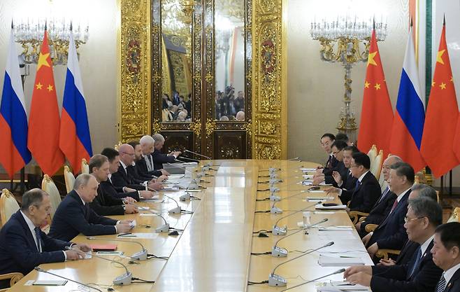 러시아를 방문 중인 시진핑(오른쪽에서 넷째) 중국 국가주석이 8일 러시아 모스크바 크렘린궁에서 블라디미르 푸틴(왼쪽 둘째) 대통령과 대화를 나누고 있다. 도널드 트럼프 미국 대통령이 두 번째 임기를 시작한 뒤 열리는 첫 중·러 정상회담이다. 푸틴은 중국 외에도 베네수엘라·브라질·슬로바키아 정상과 회담을 가질 예정이다./로이터 연합뉴스