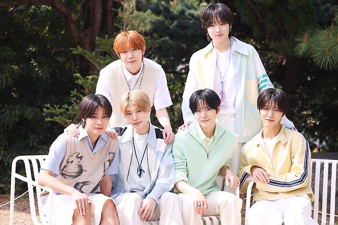 그룹 엔시티 위시(NCT WISH)가 지난달 10일 서울 용산구 로그먼트 빌라트에서 진행된 라운드 인터뷰에 앞서 포즈를 취하고 있다. /연합뉴스