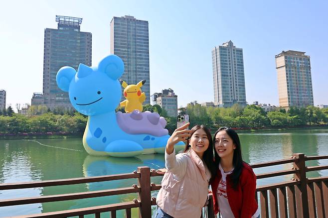 롯데는 롯데월드타워·몰 및 석촌호수 일대에서 5월 18일까지 '포켓몬타운 2025 위드 롯데'를 개최한다고 29일 밝혔다. /롯데물산 제공