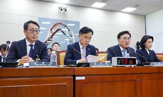 유상임 과학기술정보통신부 장관(오른쪽 두 번째)이 8일 오후 서울 여의도 국회 과학기술정보방송통신위원회에서 열린 SK텔레콤 해킹 관련 청문회에 출석해 의원 질의에 답하고 있다. 왼쪽부터 유영상 SKT 대표이사, 강도현 2차관, 이진숙 방통위원장./뉴스1