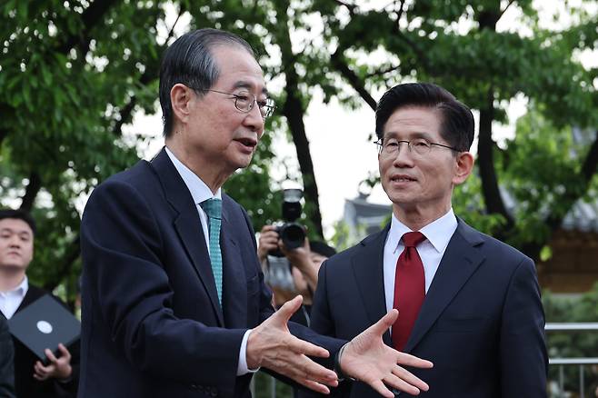 국민의힘 김문수 대선후보와 무소속 한덕수 대선 예비후보가 8일 서울 국회 사랑재에 위치한 커피숍에서 회동을 마친 후 인사하고 있다. /연합뉴스