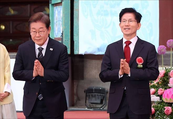 이재명 더불어민주당 대선 후보와 김문수 국민의힘 대선 후보가 5일 오전 서울 종로구 조계사에서 열린 부처님오신날 봉축법요식에서 인사를 하고 있다. ⓒ데일리안 홍금표 기자