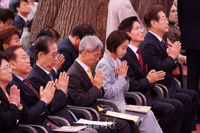 이재명 더불어민주당 대선 후보와 김문수 국민의힘 대선 후보, 김재연 진보당 대선 후보, 권영국 정의당 대선 후보, 한덕수 무소속 대선 예비후보 등이 5일 오전 서울 종로구 조계사에서 열린 부처님오신날 봉축법요식에 참석하고 있다. ⓒ데일리안 홍금표 기자
