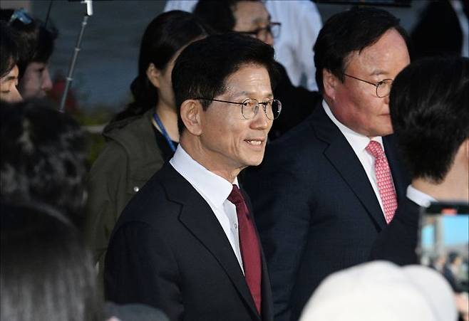 김문수 국민의힘 대선 후보가 7일 오후 서울 종로구의 한 식당에서 한덕수 무소속 대선 예비후보와 단일화 관련 회동을 마친 뒤 나오고 있다. ⓒ데일리안 홍금표 기자