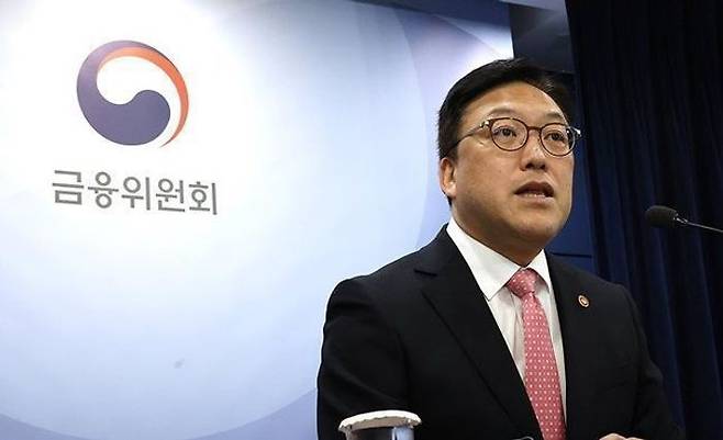 김병환 금융위원장이 8일 진옥동 신한금융그룹 회장, 이재연 서민금융진흥원장, 이태훈 은행연합회 전무 등과 함께 신한은행 본점을 찾아 '은행권 소상공인 금융지원 방안' 시행 현장을 점검했다.ⓒ금융위원회