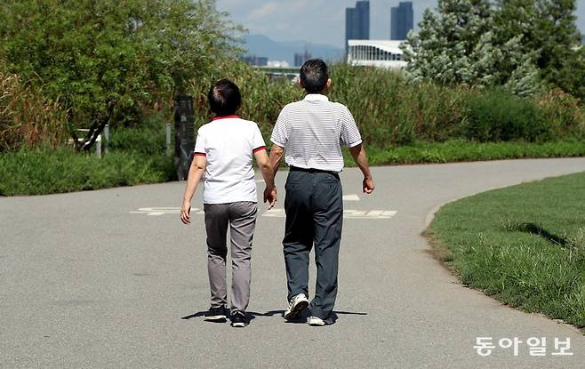 노부부가 함께 산책하고 있다. 건강한 노년기를 보내려면 유산소 운동과 근력 운동 등을 고루 하며 질병을 예방해야 한다. 동아일보DB