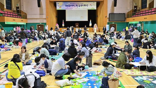 지난 3일 정읍국민체육센터에서 ‘제7회 평화사랑 그림그리기 국제대회’가 전주, 익산, 정읍 초·중·고 학생 400여 명이 참가한 가운데 열렸다.