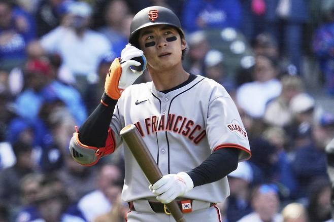 샌프란시스코 이정후가 8일 미국프로야구 메이저리그(MLB) 시카고 컵스와의 방문경기에서 5회초 삼진을 당한 뒤 더그아웃으로 돌아가고 있다. 이날 이정후는 5타수 무안타를 기록했다. 팀은 컵스에 3-1로 승리했다. 시카고=AP 뉴시스