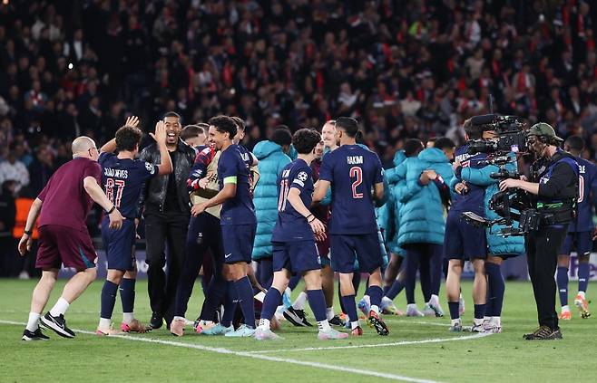 파리생제르맹(PSG) 선수들이 8일 프랑스 파리의 파르크 데 프랭스에서 열린 2024~2025시즌 UEFA 챔스리그 준결승 2차전 안방 경기에서 아스널을 2-1로 이겨 1, 2차전 최종합계 3-1로 결승에 진출한 뒤 환호하고 있다. 이강인은 이날 경기를 뛰지는 못했다. 파리=신화 뉴시스