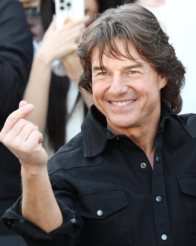 할리우드 배우 톰 크루즈가 ‘미션 임파서블: 파이널 레코닝’ 홍보를 위해 7일 오후 서울김포비즈니스항공센터(SGBAC)를 통해 내한해 하트를 그리고 있다. 2025.5.7.뉴스1