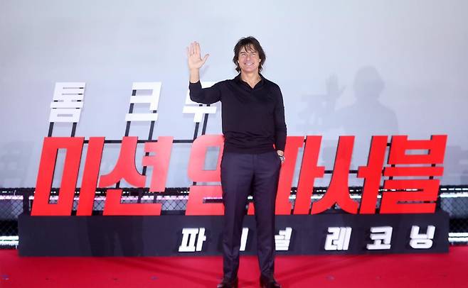 톰 크루즈가 8일 오후 서울 송파구 롯데시네마 월드타워에서 열린 영화 ‘미션 임파서블: 파이널 레코닝’ 프레스 컨퍼런스에서 인사하고 있다. 2025.05.08. 뉴시스