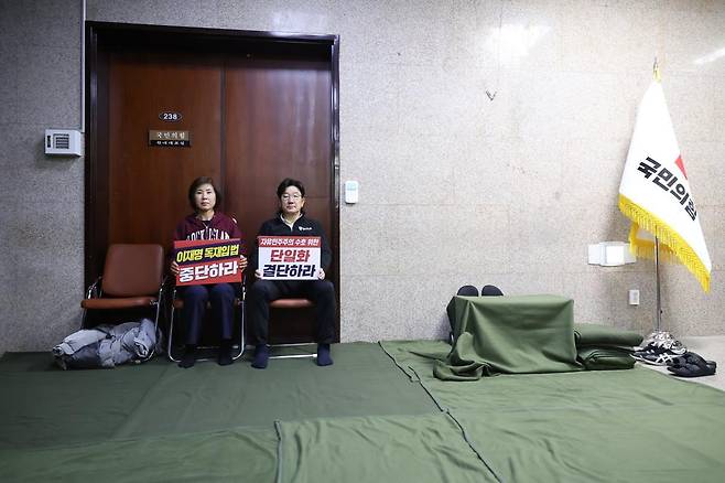 권성동 국민의힘 원내대표와 김미애 의원이 8일 새벽 서울 여의도 국회 원내대표실 앞에서 김문수 대선 후보와 한덕수 무소속 대선 후보의 단일화를 촉구하며 단식농성을 하고 있다. 뉴시스