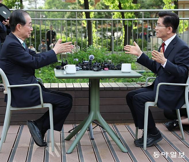 김문수 국민의힘 대통령 후보와 한덕수 무소속 대선 예비후보가 8일 서울 여의도 국회 강변서재에서 후보 단일화 관련 공개 회동을 하고 있다. 2025.5.8 이훈구 기자 ufo@donga.com
