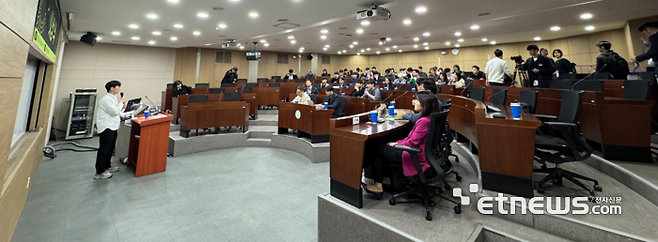 건국대 캠퍼스타운사업단은 우수 기업 시상과 선정된 입주기업 대상으로 프로그램 안내 및 간담회를 위한 시상식을 지난 25일 건국대 서울캠퍼스 경영관 301호에서 진행했다.