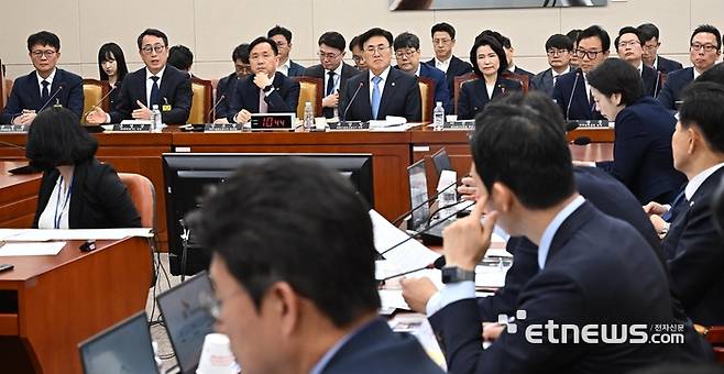 국회 과학기술정보방송통신위원회 SK텔레콤 해킹 관련 청문회가 8일 서울 여의도 국회에서 열렸다. 유영상 SKT 대표가 질의에 답하고 있다. 왼쪽부터 류정환 SKT 부사장, 유 대표, 강도현 과학기술정보통신부 제2차관, 유상임 과기정통부 장관, 이진숙 방송통신위원장. 이동근기자 foto@etnews.com