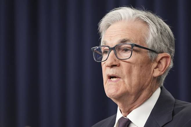 제롬 파월 미국 연방준비제도(연준) 의장이 7일(현지시간) 워싱턴 연준 청사에서 연방공개시장위원회(FOMC) 회의를 마친 뒤 기자회견을 하고 있다. 파월 의장은 도널드 트럼프 미 대통령의 관세 정책이 물가와 실업을 동시에 높인다면서 관세율이 최종적으로 정해져 경제에 미치는 영향이 확실해질 때까지 지금의 정책 기조를 유지할 것임을 시사했다. AP 뉴시스
