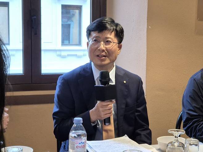 박종석 금융결제원장이 6일(현지시각) 이탈리아 밀라노에서 한국은행 출입기자단과 만나 소액지급결제서비스의 국가간 연계를 위한 허브시스템 등에 대해 설명하고 있다. 금융결제원 제공.