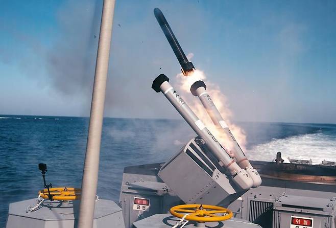 8일 방사청은 MASS 실사격 장면을 공개했다. 대유도탄기만체계(MASS, Multi Ammunition Soft kill System)는 아군 함정을 공격하는 적의 대함유도탄에 대응, 기만체를 발사해 대형 연막 스크린을 형성함으로써 함정의 위치를 기만한다. 동시에 실제 함정과 유사한 신호를 발신해 적외선·전자광학·레이저·레이더 등의 탐색까지 차단할 수 있는 대응체계다. 방사청 제공