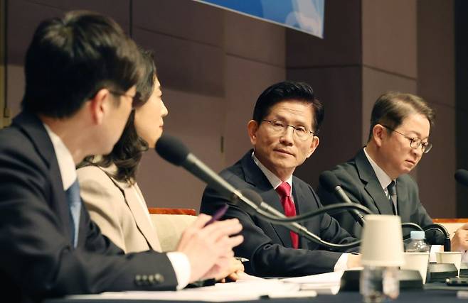 김문수 국민의힘 대선 후보가 8일 서울 중구 프레스센터에서 열린 관훈클럽 토론에 참석해 패널의 질의를 경청하고 있다. 뉴스1