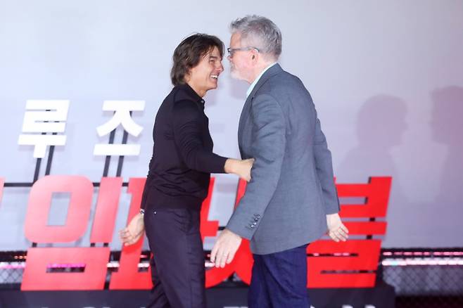 크리스토퍼 맥쿼리 감독이 8일 오후 서울 송파구 롯데시네마 월드타워에서 열린 영화 '미션 임파서블: 파이널 레코닝' 프레스 컨퍼런스에서 톰 크루즈와 포옹하고 있다. 78회 칸 국제영화제 초청으로 화제를 모으는 첩보 액션 블록버스터의 마스터피스 '미션 임파서블' 시리즈의 8번째 작품 '미션 임파서블: 파이널 레코닝'은 인류 전체를 위협하는 절체절명의 위기 속에 내몰린 '에단 헌트'(톰 크루즈)와 IMF 팀원들이 목숨을 걸고 모든 선택이 향하는 단 하나의 미션에 뛰어드는 이야기로 오는 17일 개봉한다.뉴시스