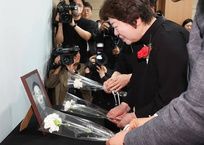 8일 서울 동작구 국방부유해발굴감식단에서 열린 6·25전사자 유해 얼굴복원 유가족 초청행사에서 故 송영환 일병의 딸 송재숙 씨가 영정에 카네이션을 놓고 있다. 국방부 유해발굴감식단은 어버이날을 맞아 고인의 딸인 송재숙 씨를 국유단으로 초청, 유해를 바탕으로 완성한 2D 표준 영정과 감사패를 전달했다. 송 씨는 본인이 3살 때 세상을 떠난 아버지를 찾기 위해 2020년 직접 국유단을 방문, 유전자 시료를 제공했다. 뉴스1