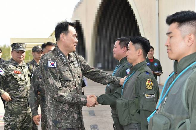 8일 김명수 합참의장이 대한민국의 영공을 최일선에서 수호하고 있는 제20전투비행단을 방문해 비상대기중인 조종사와 정비사, 무장사를 격려하고 있다. 합참 제공